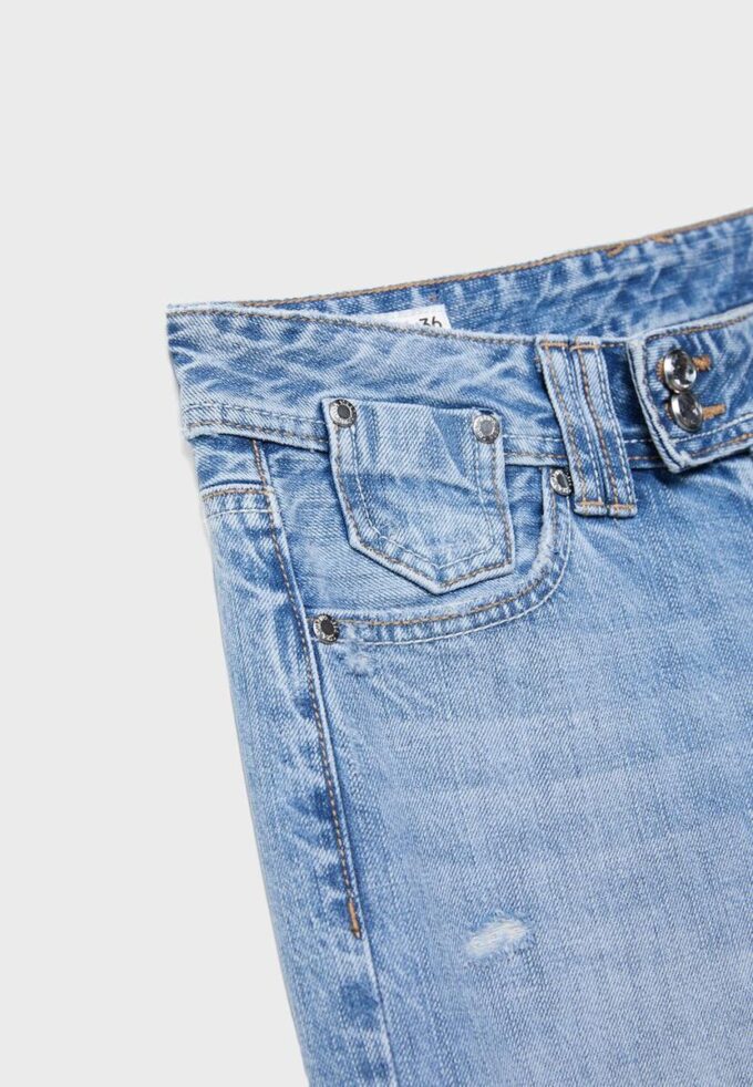 Jeans mit niedriger Leibhöhe und Wide Leg-Bein sowie Schmuckknopf