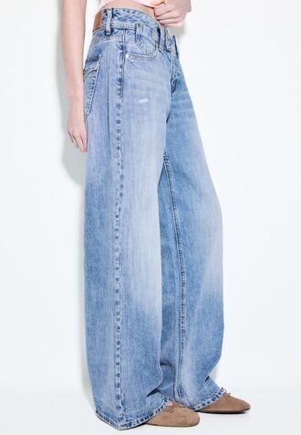 Jeans mit niedriger Leibhöhe und Wide Leg-Bein sowie Schmuckknopf