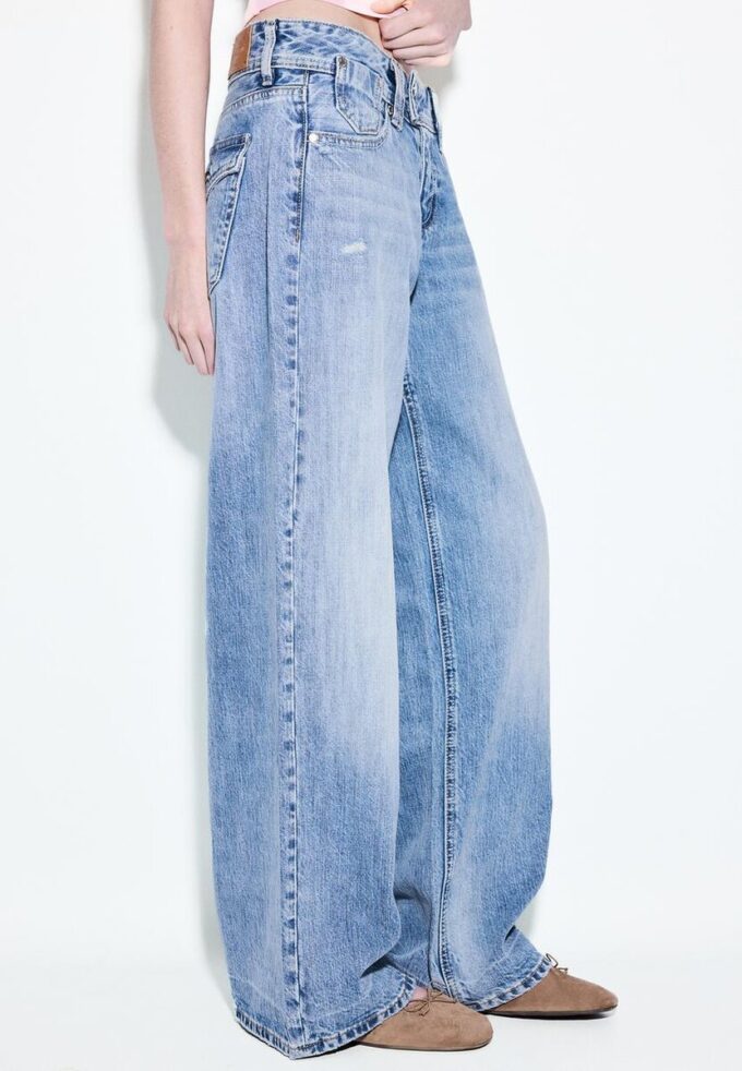 Jeans mit niedriger Leibhöhe und Wide Leg-Bein sowie Schmuckknopf