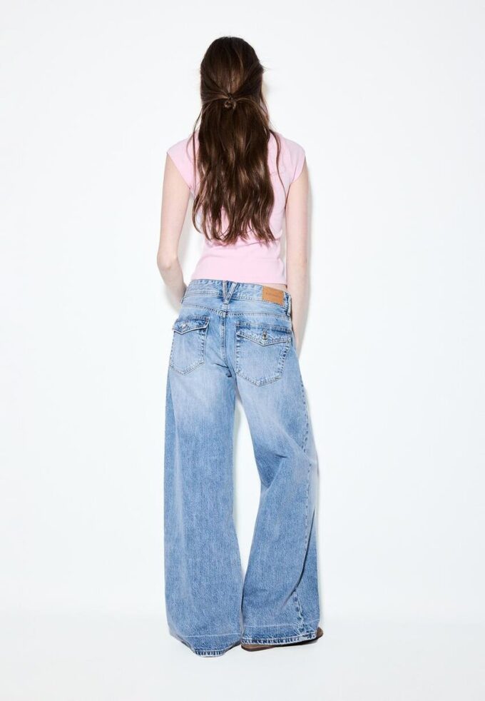 Jeans mit niedriger Leibhöhe und Wide Leg-Bein sowie Schmuckknopf