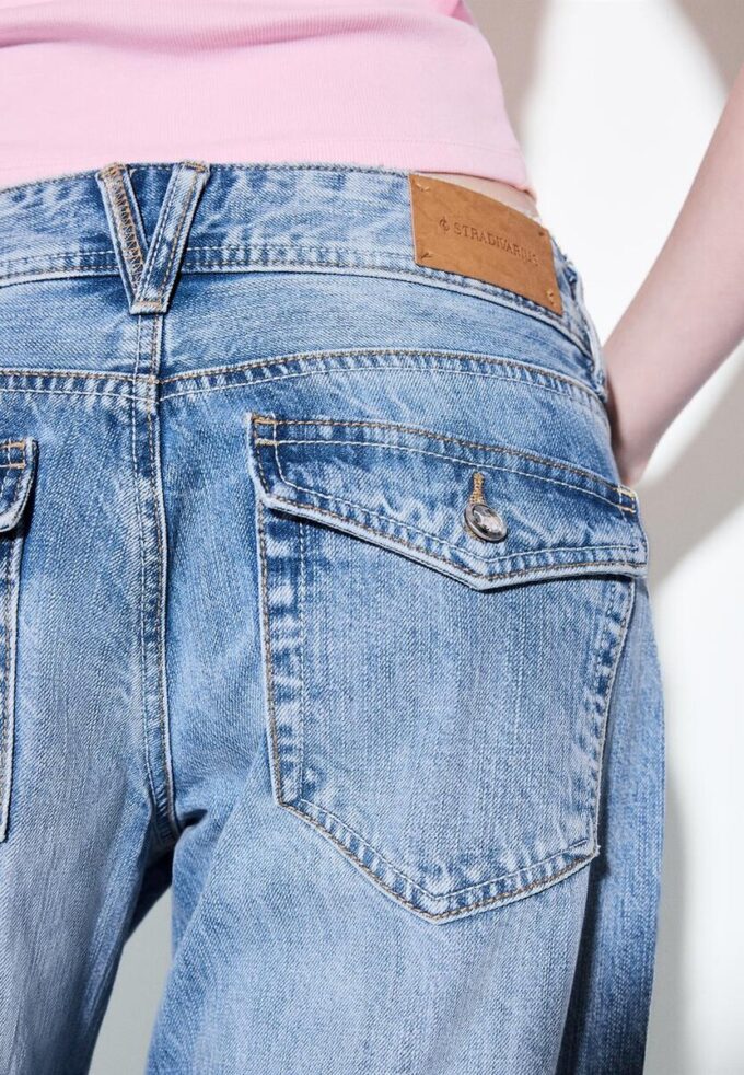 Jeans mit niedriger Leibhöhe und Wide Leg-Bein sowie Schmuckknopf