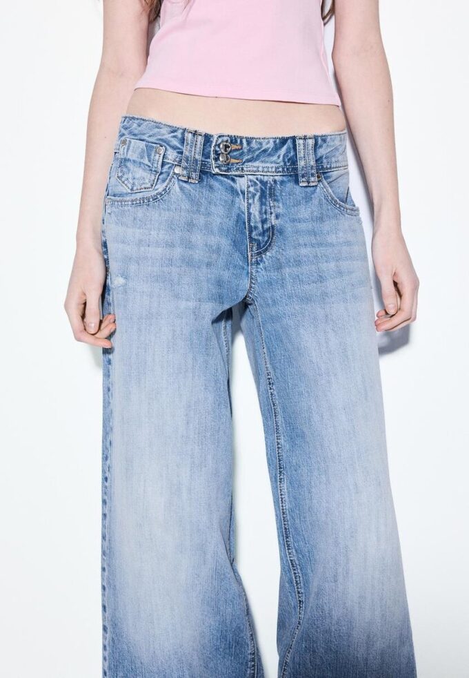 Jeans mit niedriger Leibhöhe und Wide Leg-Bein sowie Schmuckknopf