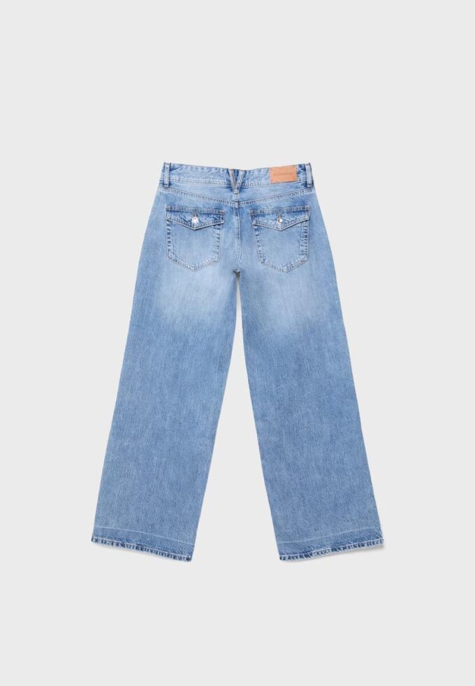 Jeans mit niedriger Leibhöhe und Wide Leg-Bein sowie Schmuckknopf