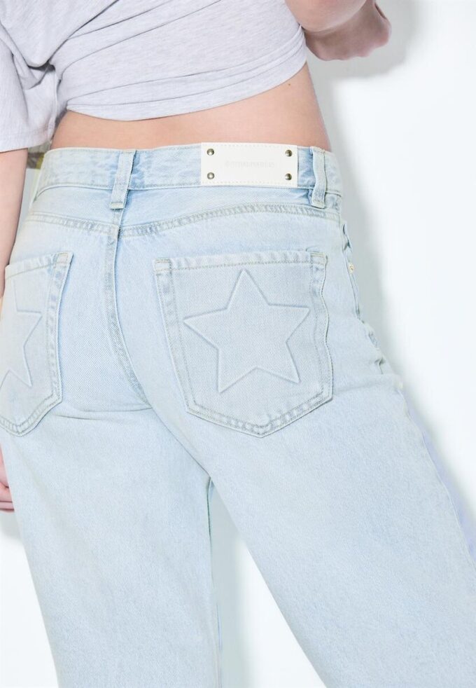 Jeans mit niedriger Leibhöhe und Wide Leg mit Stern-Detail
