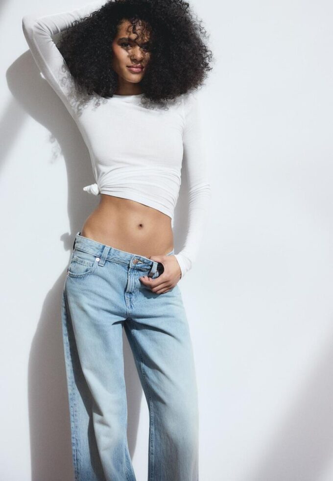 Jeans mit niedriger Leibhöhe und Wide Leg mit Stern-Detail