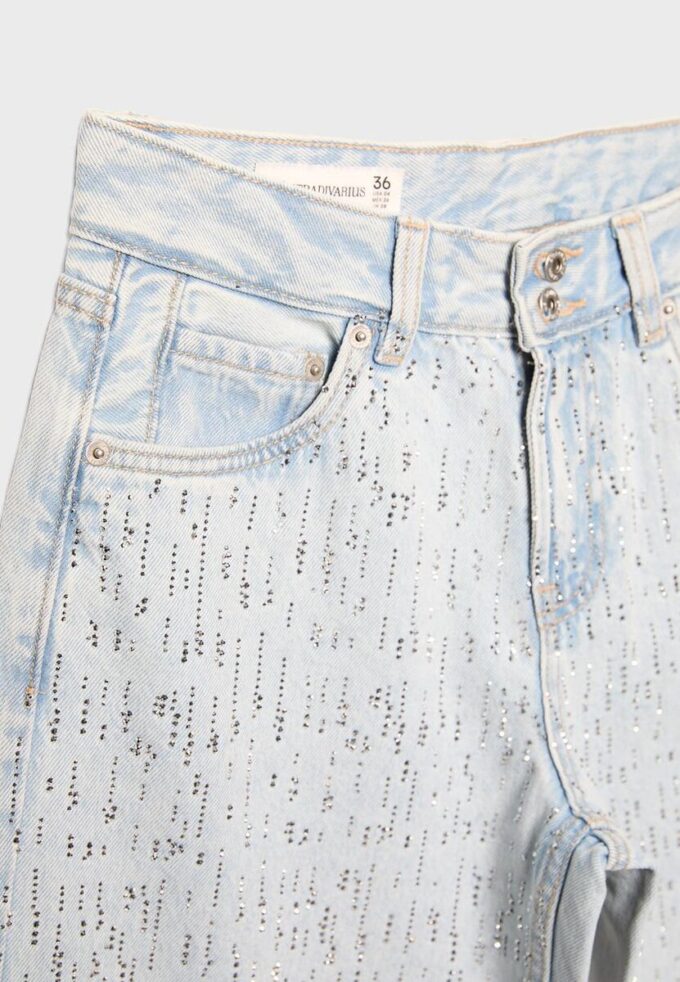 Jeans mit niedriger Leibhöhe und Wide Leg mit Strasssteinen