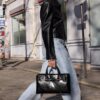 Jeans mit niedriger Leibhöhe und Wide Leg mit Strasssteinen