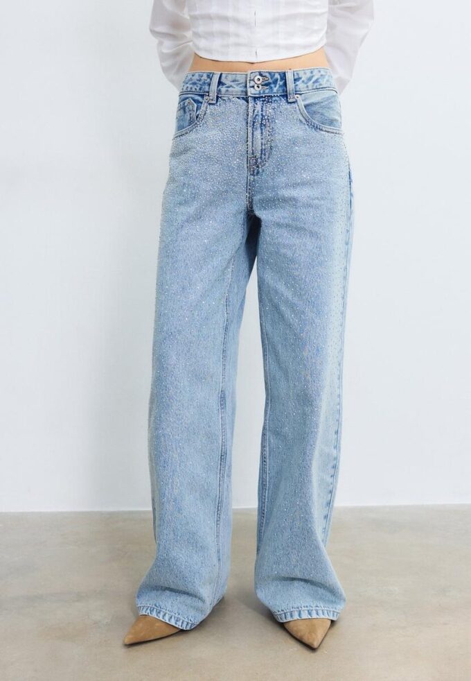 Jeans mit niedriger Leibhöhe und Wide Leg mit Strasssteinen