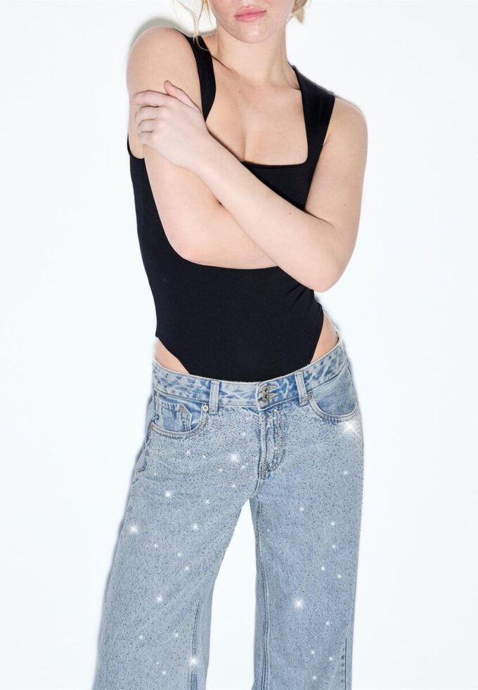 Jeans mit niedriger Leibhöhe und Wide Leg mit Strasssteinen