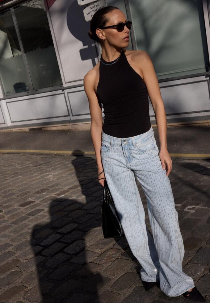 Jeans mit niedriger Leibhöhe und Wide Leg mit Strasssteinen