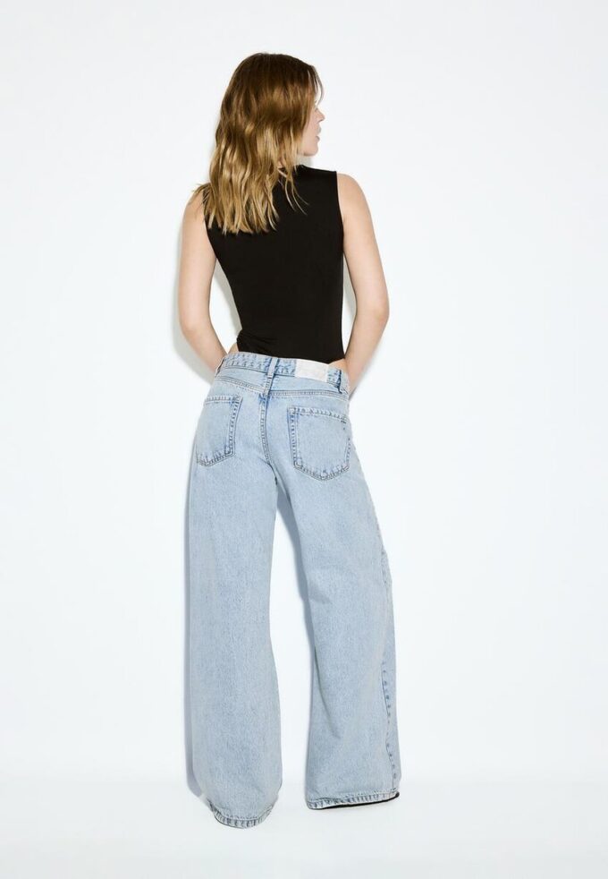 Jeans mit niedriger Leibhöhe und Wide Leg mit Strasssteinen