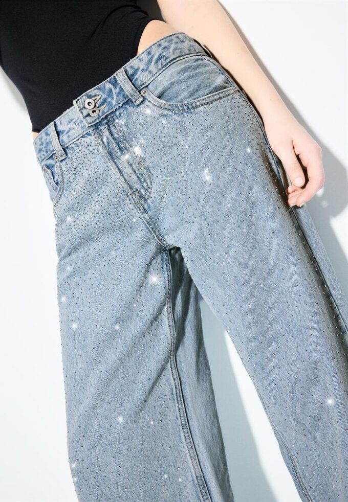 Jeans mit niedriger Leibhöhe und Wide Leg mit Strasssteinen