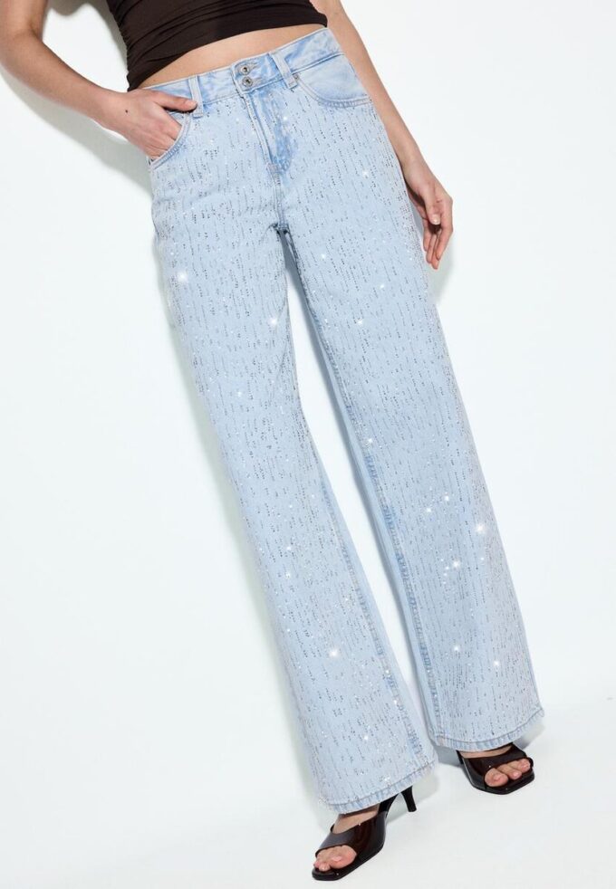 Jeans mit niedriger Leibhöhe und Wide Leg mit Strasssteinen