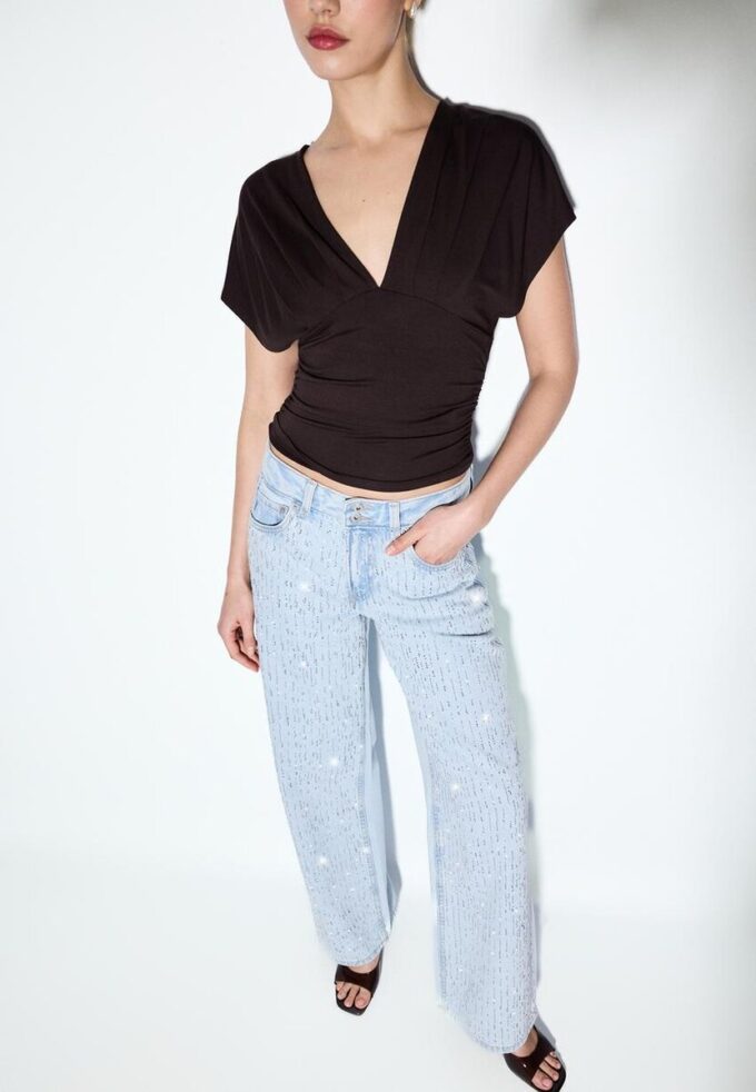 Jeans mit niedriger Leibhöhe und Wide Leg mit Strasssteinen
