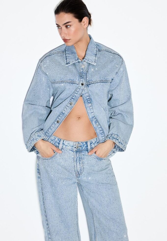 Jeansjacke mit aufgesetzten Taschen und Strasssteinen
