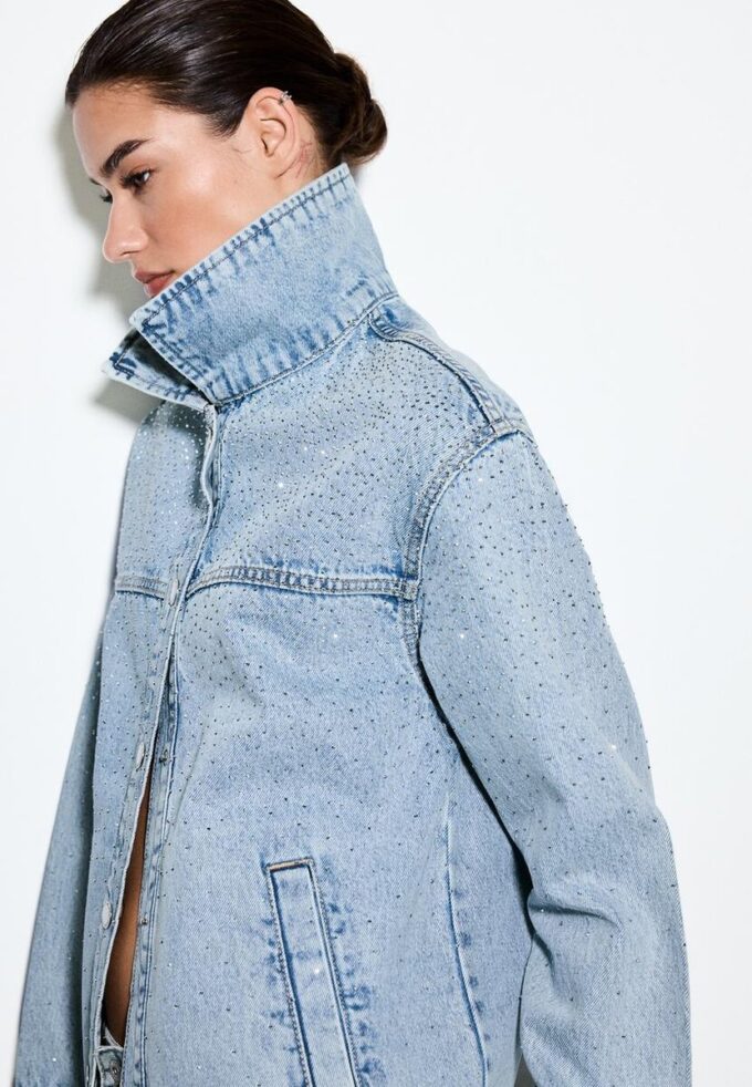Jeansjacke mit aufgesetzten Taschen und Strasssteinen