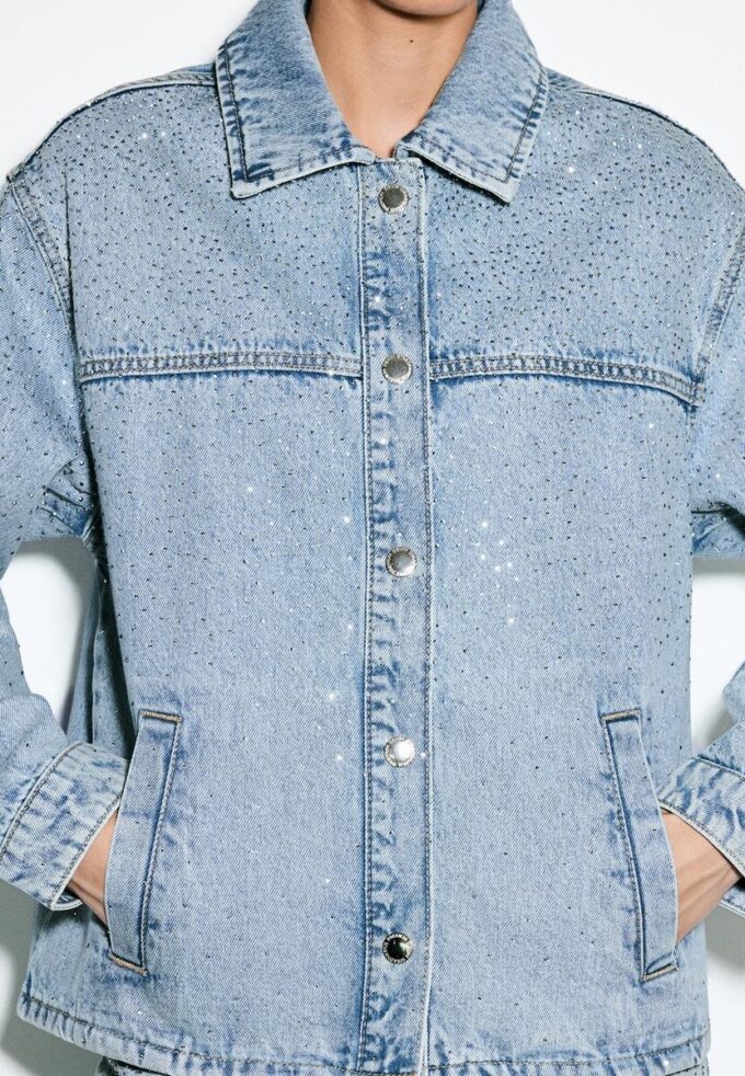 Jeansjacke mit aufgesetzten Taschen und Strasssteinen