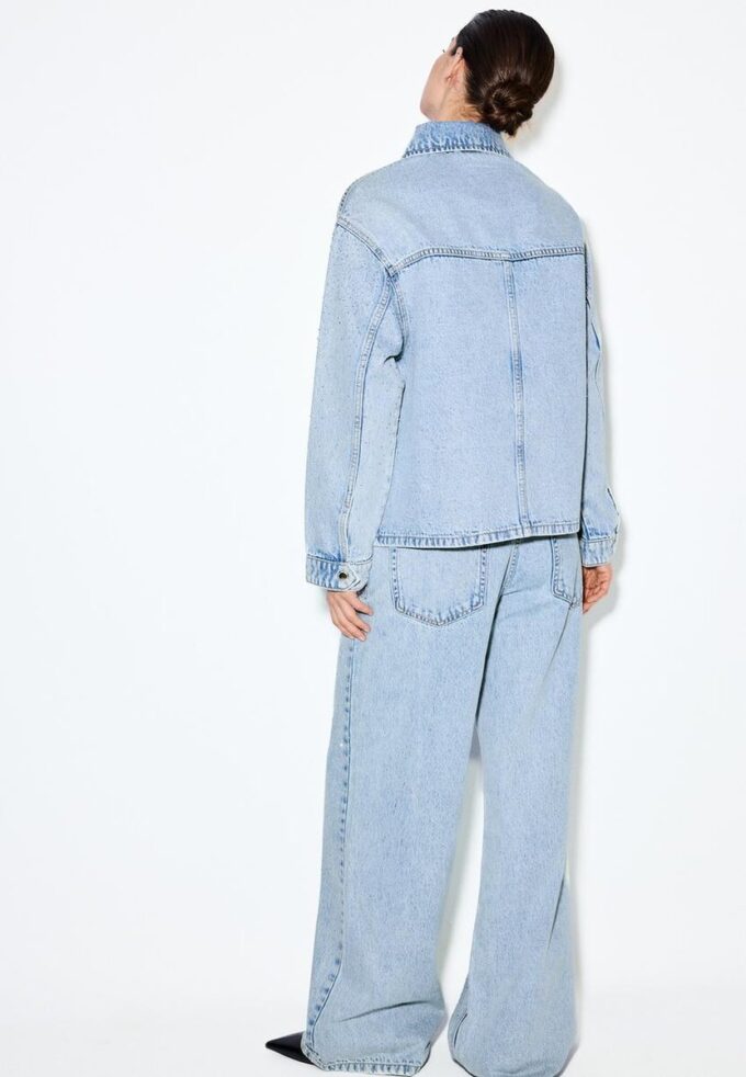 Jeansjacke mit aufgesetzten Taschen und Strasssteinen