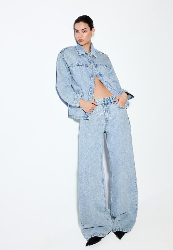 Jeansjacke mit aufgesetzten Taschen und Strasssteinen