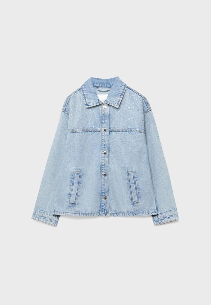 Jeansjacke mit aufgesetzten Taschen und Strasssteinen