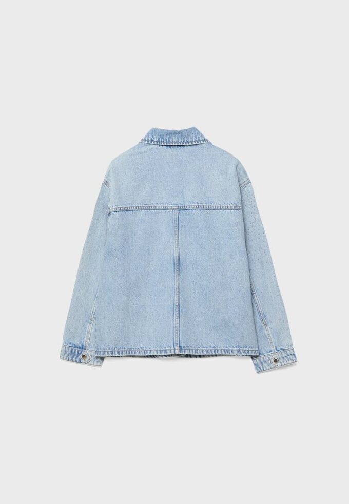Jeansjacke mit aufgesetzten Taschen und Strasssteinen