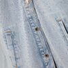 Jeansjacke mit aufgesetzten Taschen und Strasssteinen
