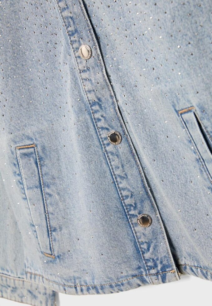 Jeansjacke mit aufgesetzten Taschen und Strasssteinen