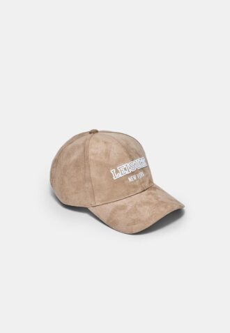 Kappe aus Kunstwildleder mit Slogan