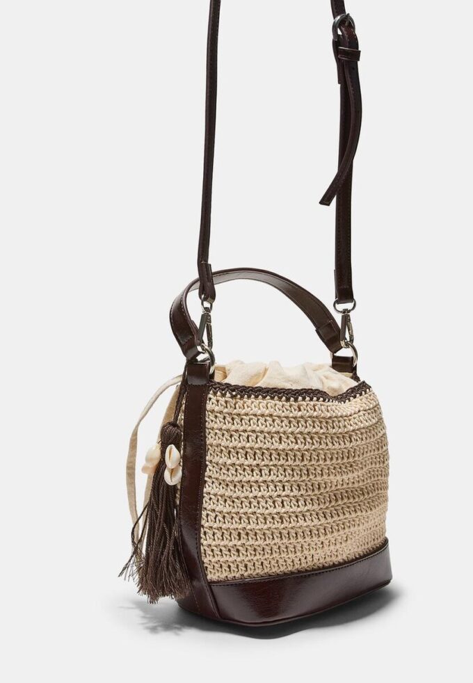 Kombinierte Bucket Bag aus Häkelstoff
