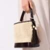 Kombinierte Bucket Bag aus Häkelstoff