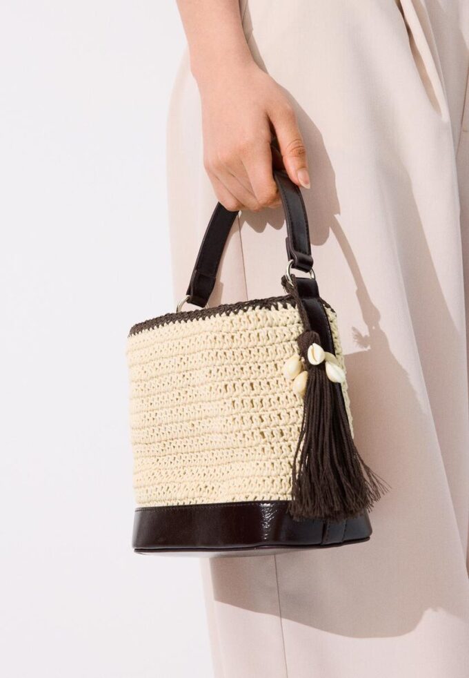 Kombinierte Bucket Bag aus Häkelstoff
