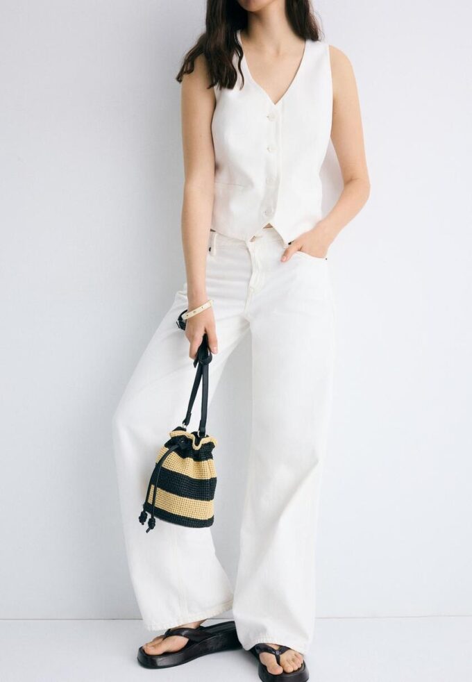 Kontrastfarbene Umhängetasche aus Häkelstoff
