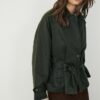 Kurz gewachster Trenchcoat mit Gürtel Kurz gewachster Trenchcoat mit Gürtel