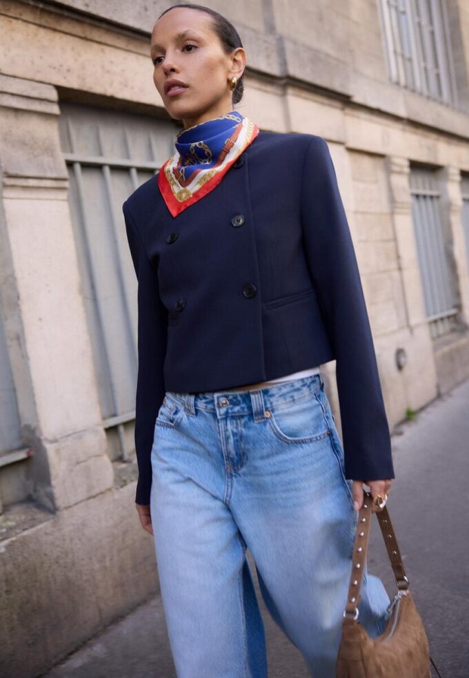 Kurzer Blazer mit Rundhalsausschnitt Kurzer Blazer mit Rundhalsausschnitt