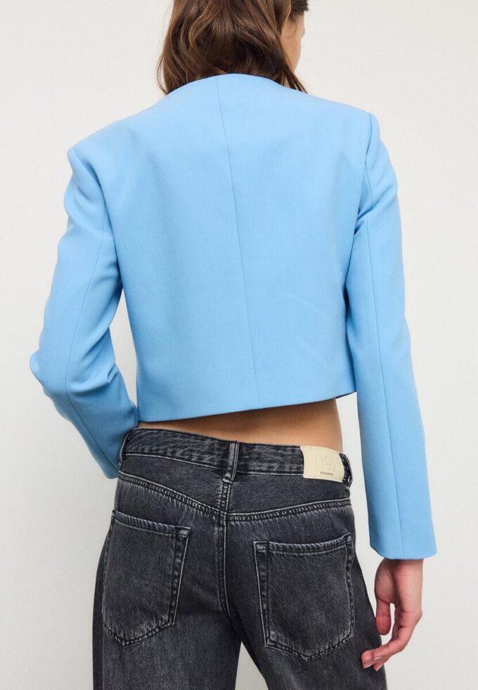 Kurzer Blazer mit Rundhalsausschnitt Kurzer Blazer mit Rundhalsausschnitt