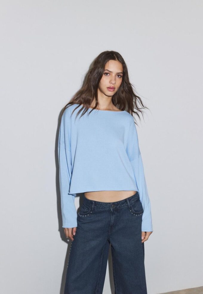 Kurzer Pullover mit U-Boot-Ausschnitt Kurzer Pullover mit U-Boot-Ausschnitt