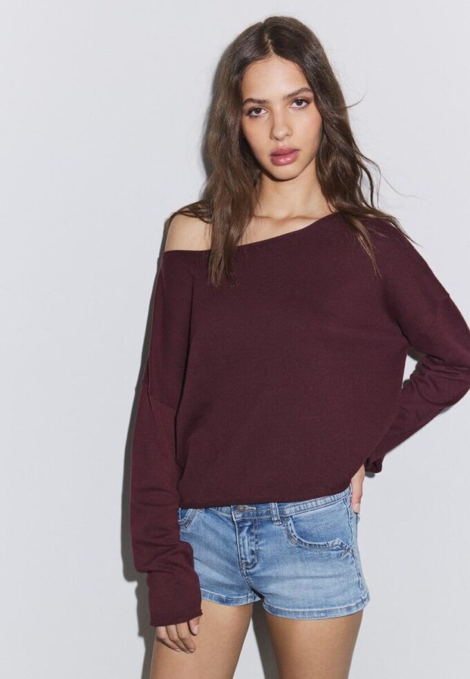 Kurzer Pullover mit U-Boot-Ausschnitt Kurzer Pullover mit U-Boot-Ausschnitt