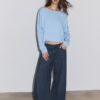 Kurzer Pullover mit U-Boot-Ausschnitt Kurzer Pullover mit U-Boot-Ausschnitt