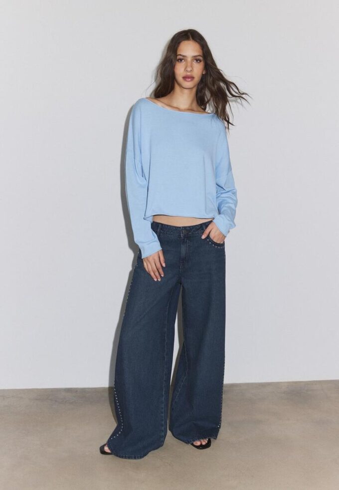 Kurzer Pullover mit U-Boot-Ausschnitt Kurzer Pullover mit U-Boot-Ausschnitt