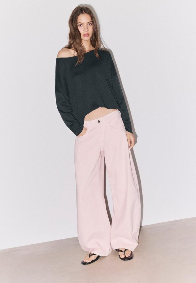 Kurzer Pullover mit U-Boot-Ausschnitt Kurzer Pullover mit U-Boot-Ausschnitt