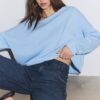 Kurzer Pullover mit U-Boot-Ausschnitt Kurzer Pullover mit U-Boot-Ausschnitt