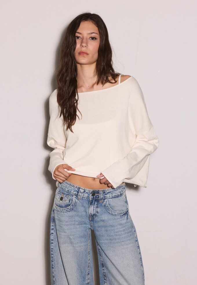 Kurzer Pullover mit U-Boot-Ausschnitt Kurzer Pullover mit U-Boot-Ausschnitt
