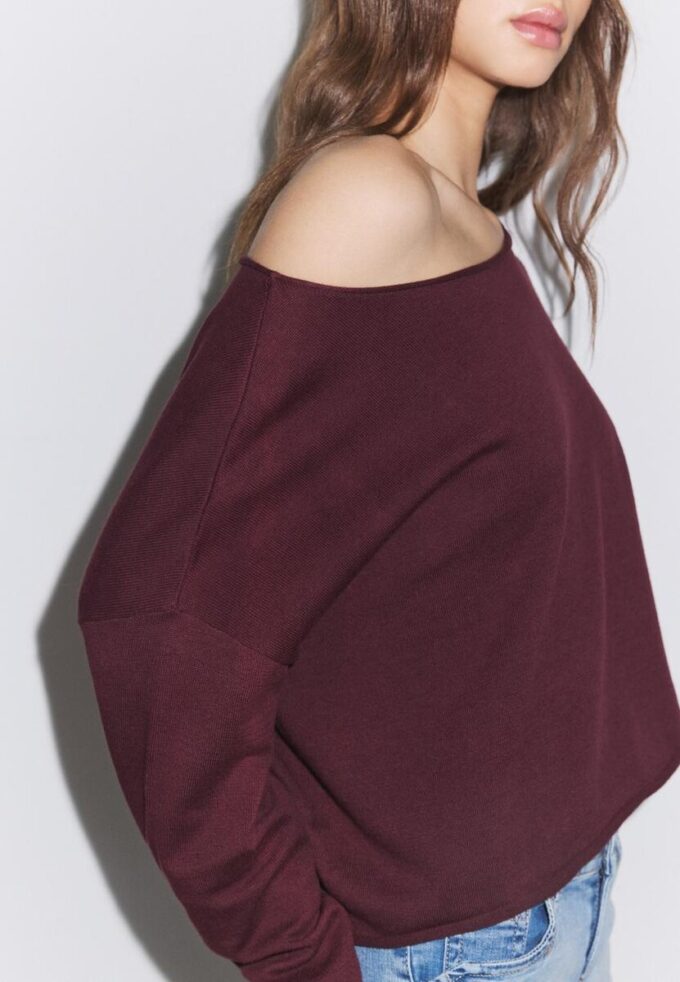 Kurzer Pullover mit U-Boot-Ausschnitt Kurzer Pullover mit U-Boot-Ausschnitt