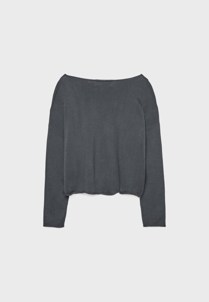 Kurzer Pullover mit U-Boot-Ausschnitt Kurzer Pullover mit U-Boot-Ausschnitt