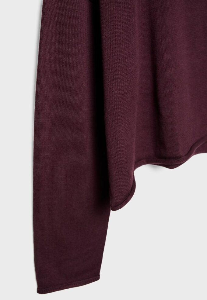 Kurzer Pullover mit U-Boot-Ausschnitt Kurzer Pullover mit U-Boot-Ausschnitt