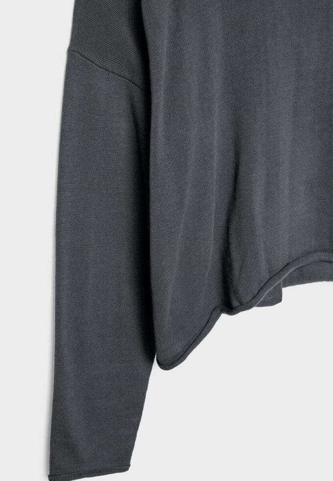 Kurzer Pullover mit U-Boot-Ausschnitt Kurzer Pullover mit U-Boot-Ausschnitt