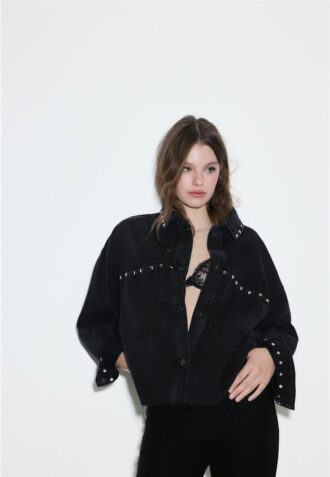 kurzes denim overshirt mit nieten 1 1 330x477 - Kurzes Denim-Overshirt mit Nieten