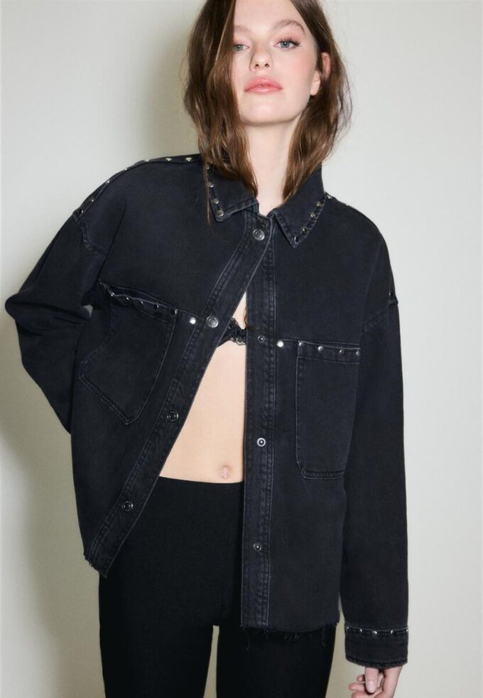 Kurzes Denim-Overshirt mit Nieten