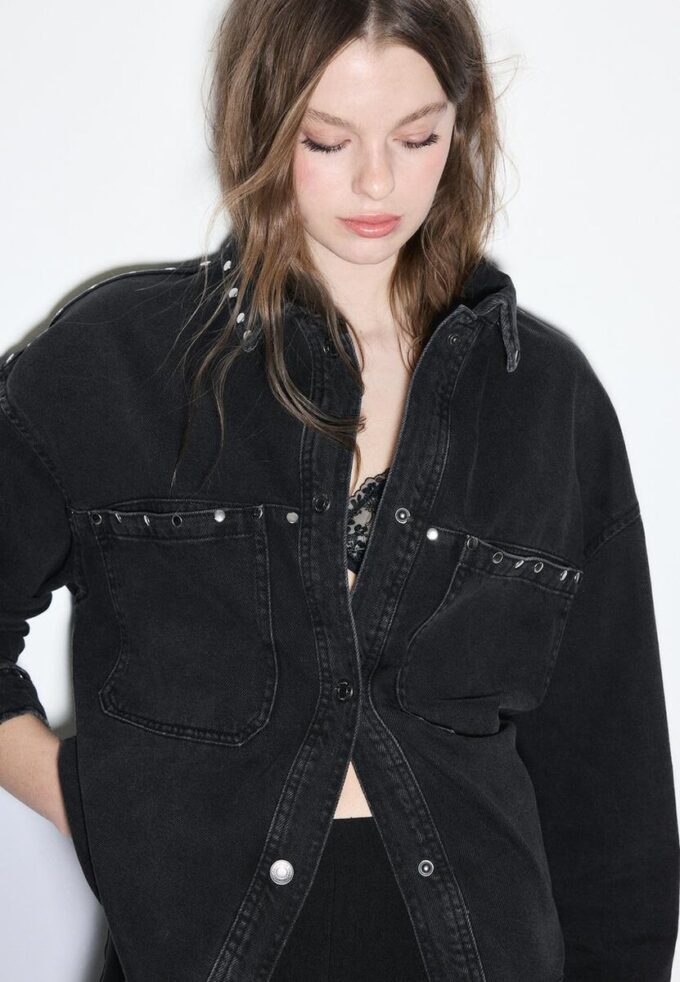 Kurzes Denim-Overshirt mit Nieten