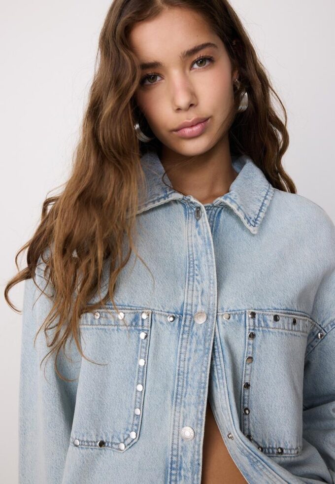 Kurzes Denim-Overshirt mit Nieten